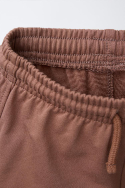 ZARA КОМПЛЕКТ ИЗ ФУТБОЛКИ И ШОРТОВ-ДЖОГГЕРОВ В СТИЛЕ КОЛОР-БЛОК, КОРИЧНЕВЫЙ