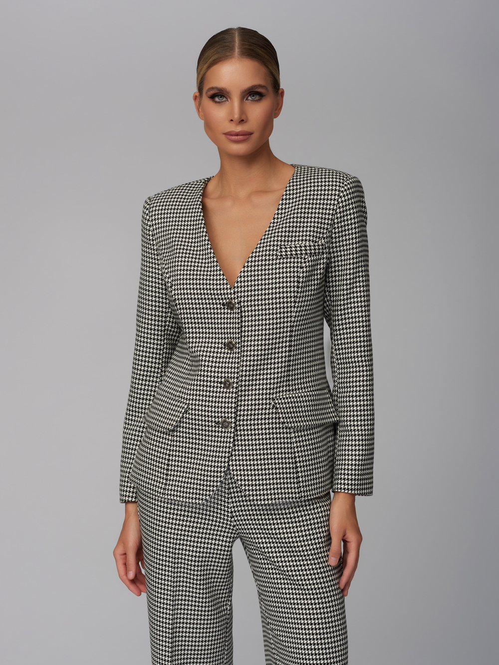 Женский серый костюм без ворота в клетку «гусиная лапка»