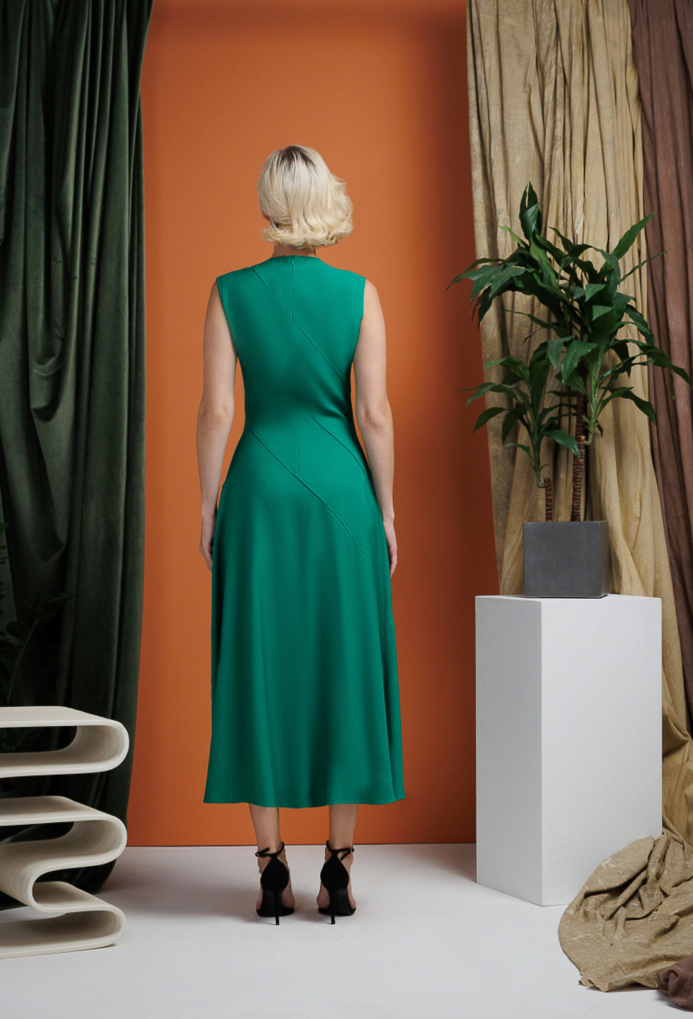 Льняное платье без рукавов зеленое 05-02-25 SS