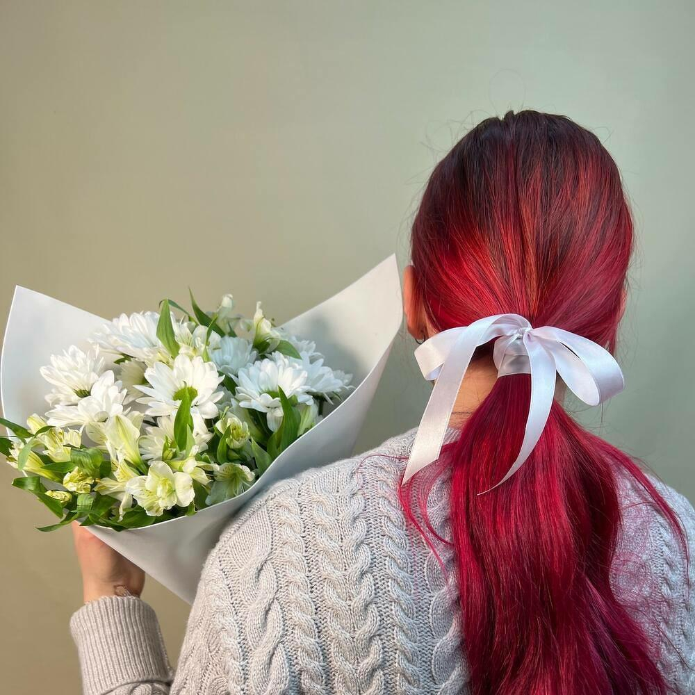 Маленький летний букет из кустовых хризантем ромашек и альстромерий в мягкой упаковке