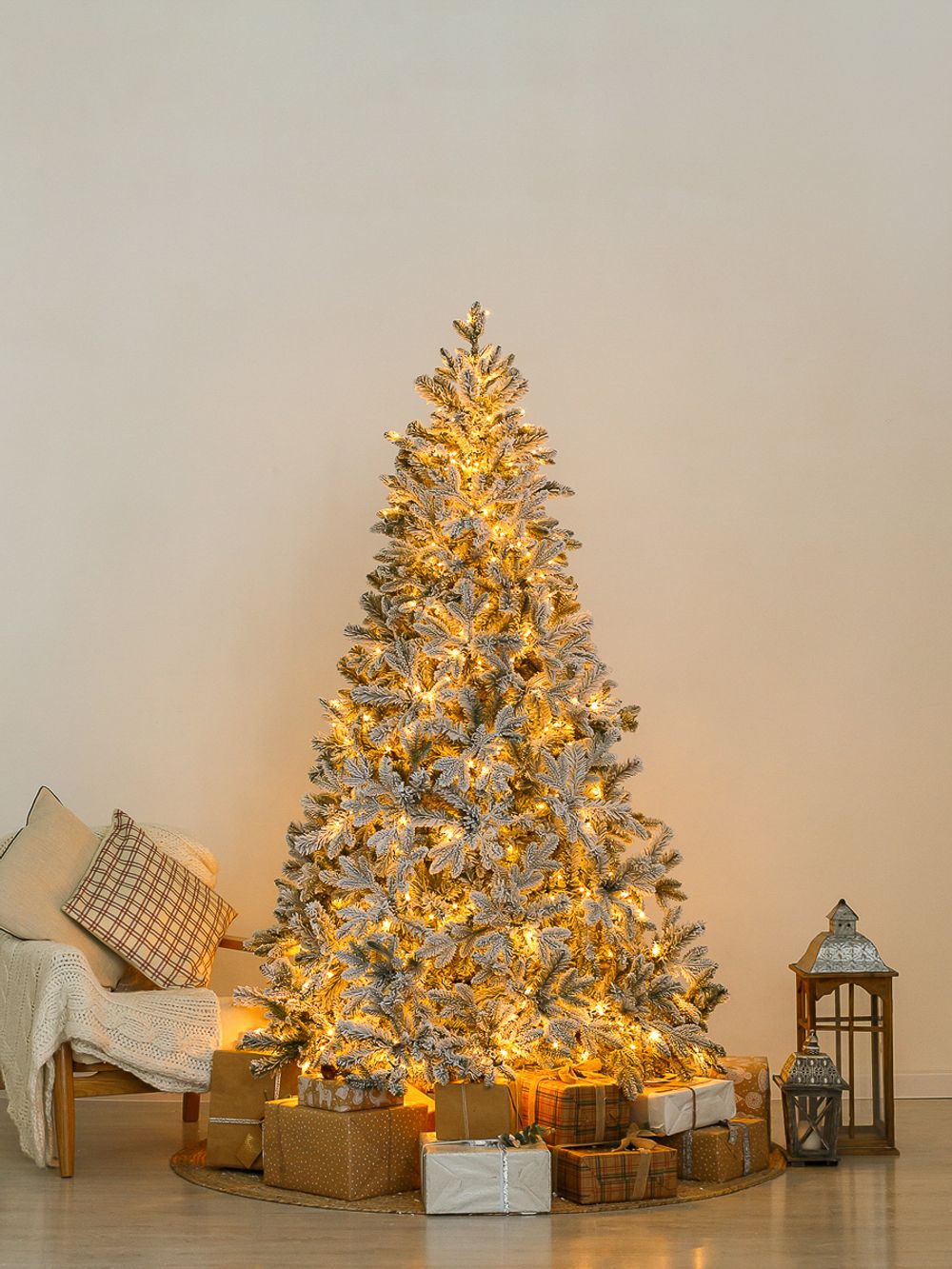 Заснеженная ель с гирляндой «Барокко» теплый свет (Литая+пвх) 150 см / 1,5 м