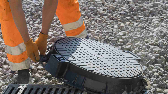 Плитка вокруг колодца и люков: как оформить технические зоны без проседаний