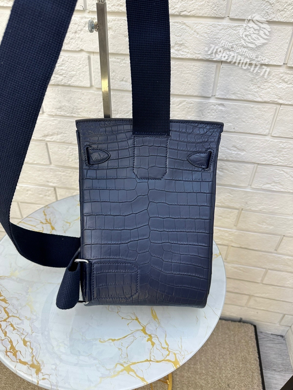 Нагрудная сумка-слинг Hermes из кожи крокодила