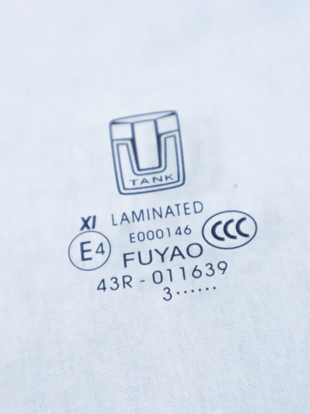 Левое переднее шумоизолированное стекло (триплекс) 613300XKM01B