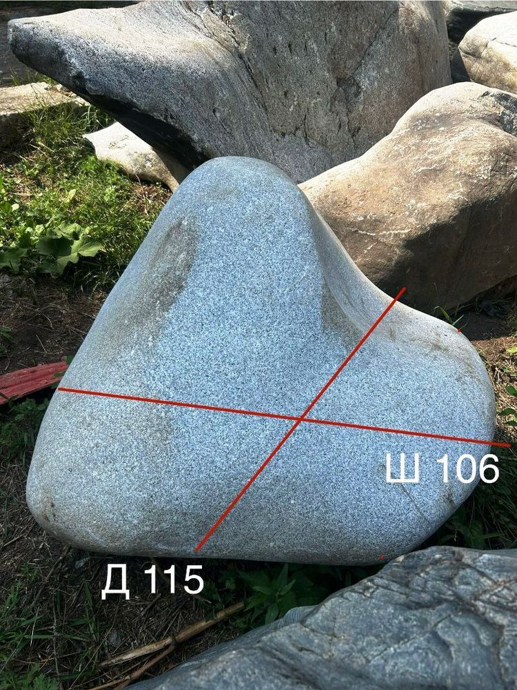 Белоснежный валун с необычной формой — природный акцент в ландшафтном дизайне