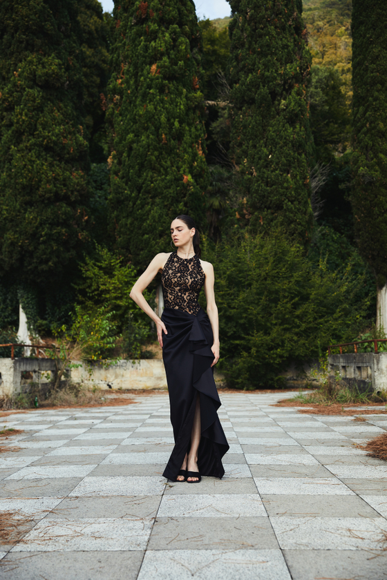 Платье макси драпированное из атласа и кружева с рюшем