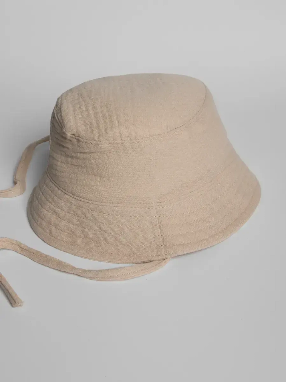 Бежевая детская панама на лето с завязками