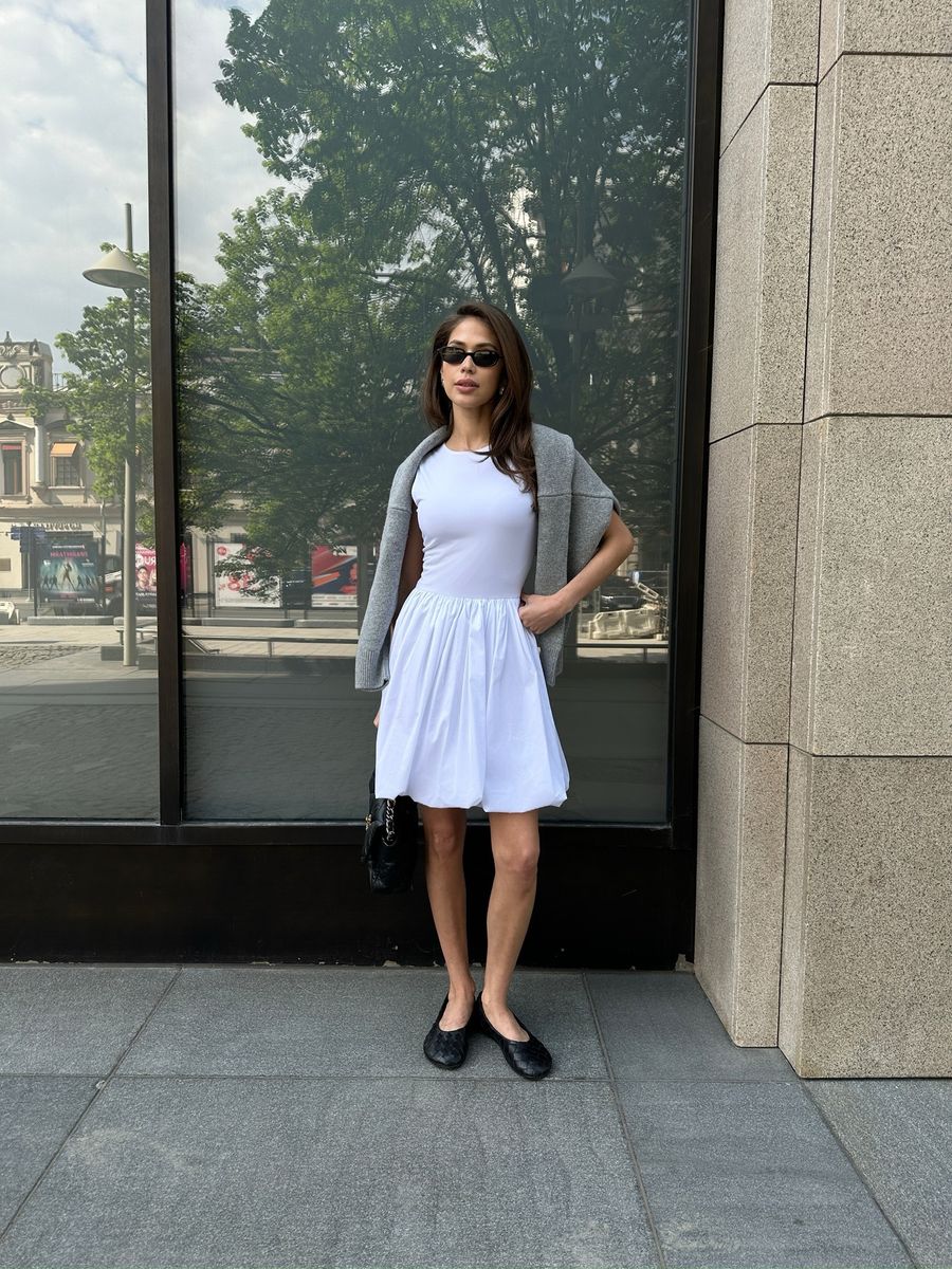 Платье с пышной юбкой мини молочное