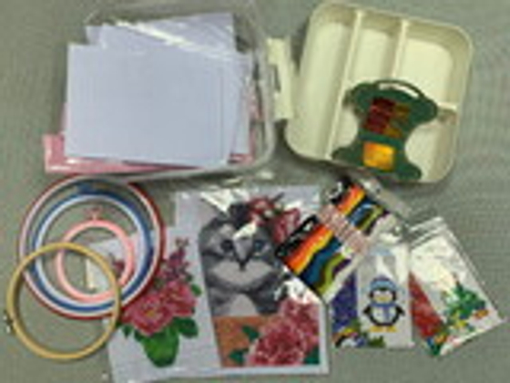 Комплект для вышивания (пяльцы, холст, иглы, нити)