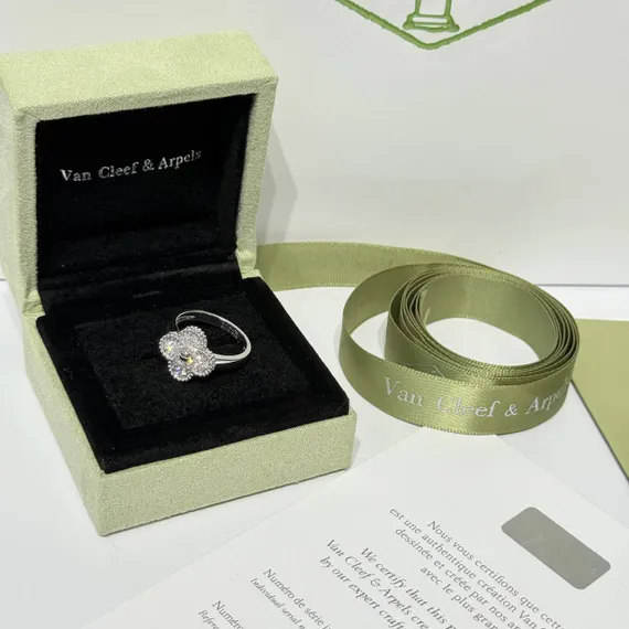 Кольцо Van Cleef & Arpels Alhambra