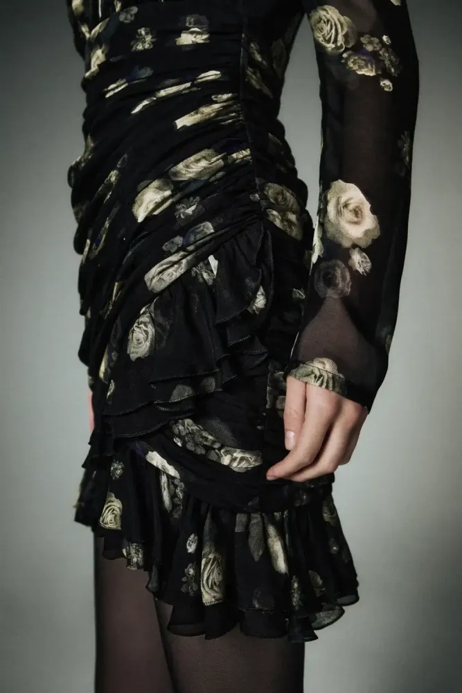 Josephine sleeves, платье мини с длинным рукавом из бордового крепдешина с цветочным принтом