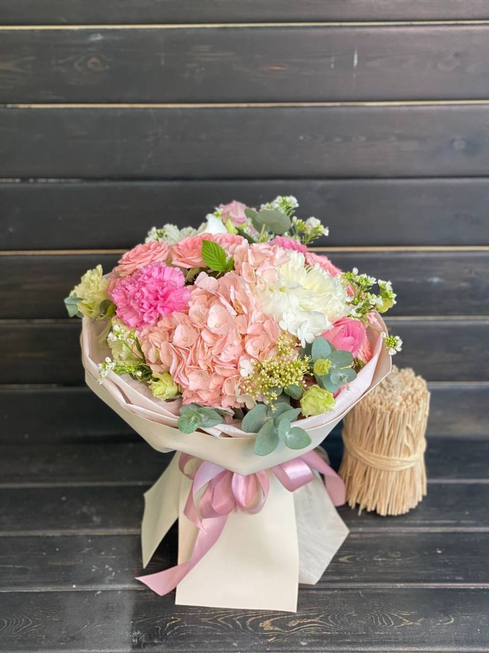 Букет пышный с гортензией