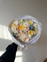 Букет из кустовых пионовидных роз, оксипеталума, лизиантуса и диантусов