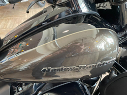 Ultra Limited, Harley-Davidson (FLHTK), 2020 "River Rock Gray / Vivid Black, Black Finish"