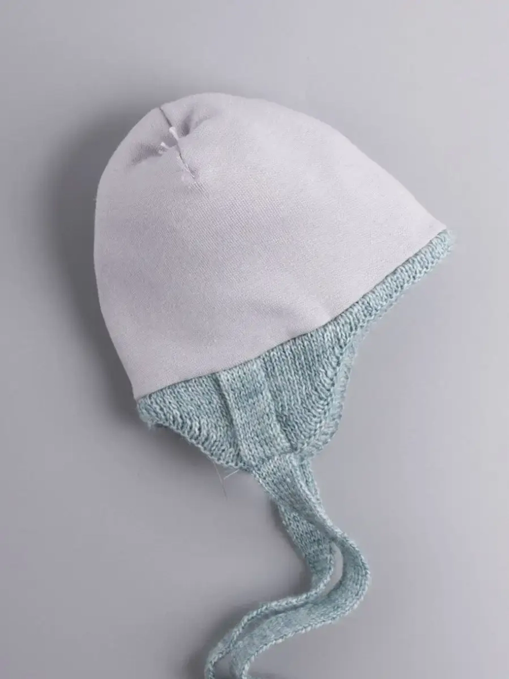 Шапка для мальчика осенняя с завязками и помпонами