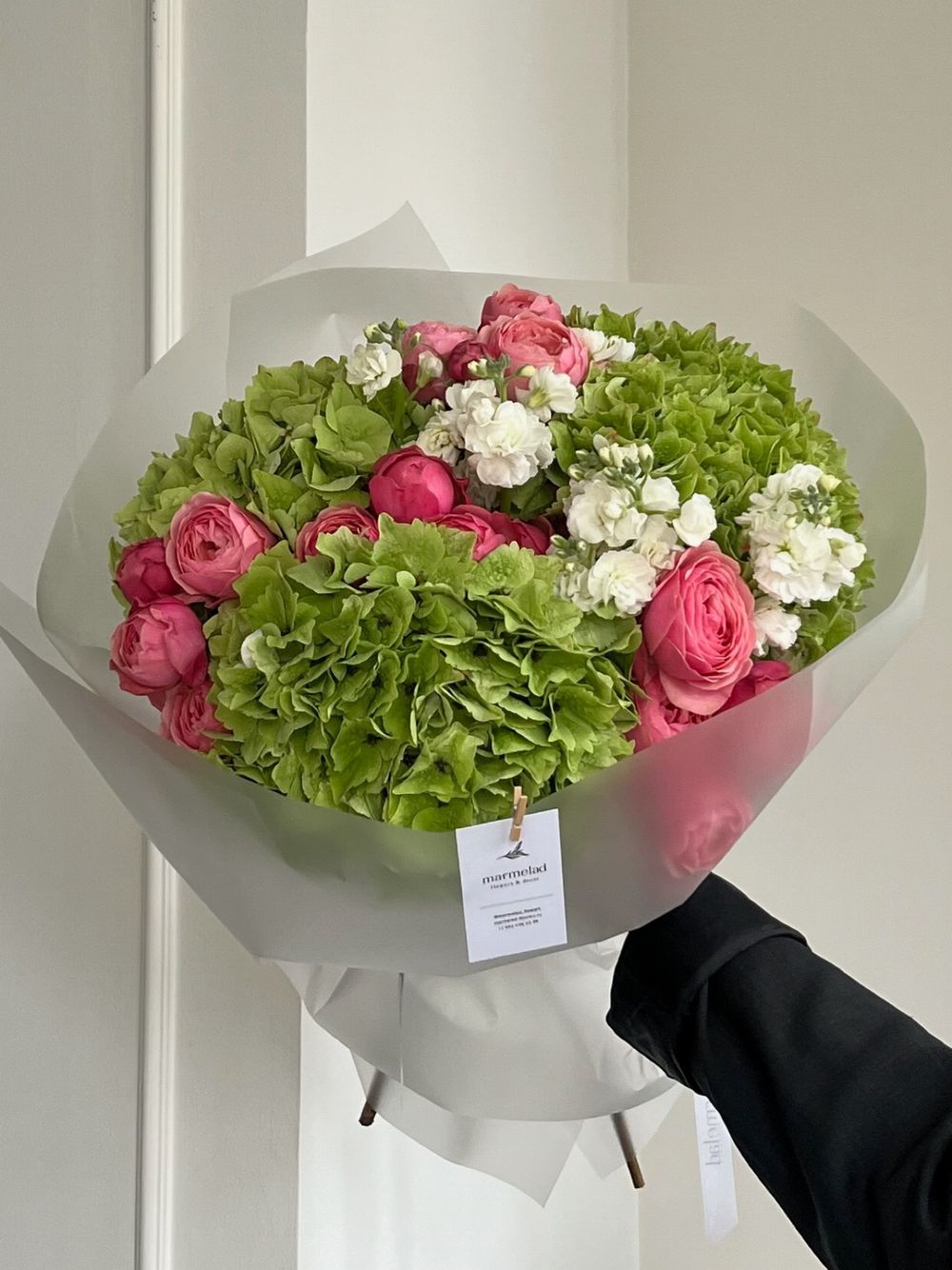 Букет сборный из гортензии, кустовых пионовидных роз и маттиолы