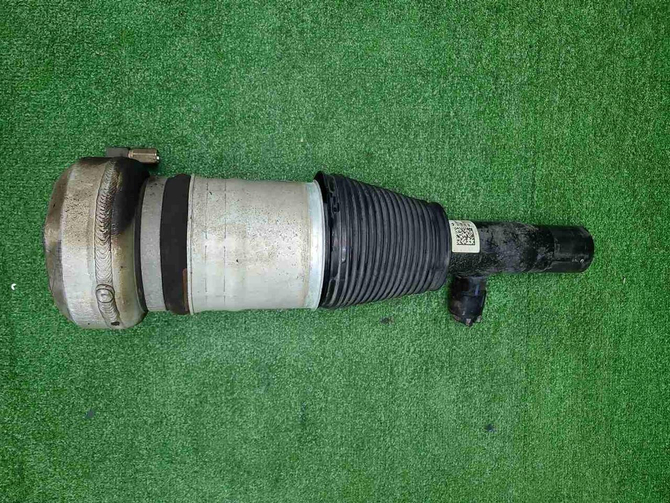 Стойка пневматическая правая Lixiang L9 (22-нв)