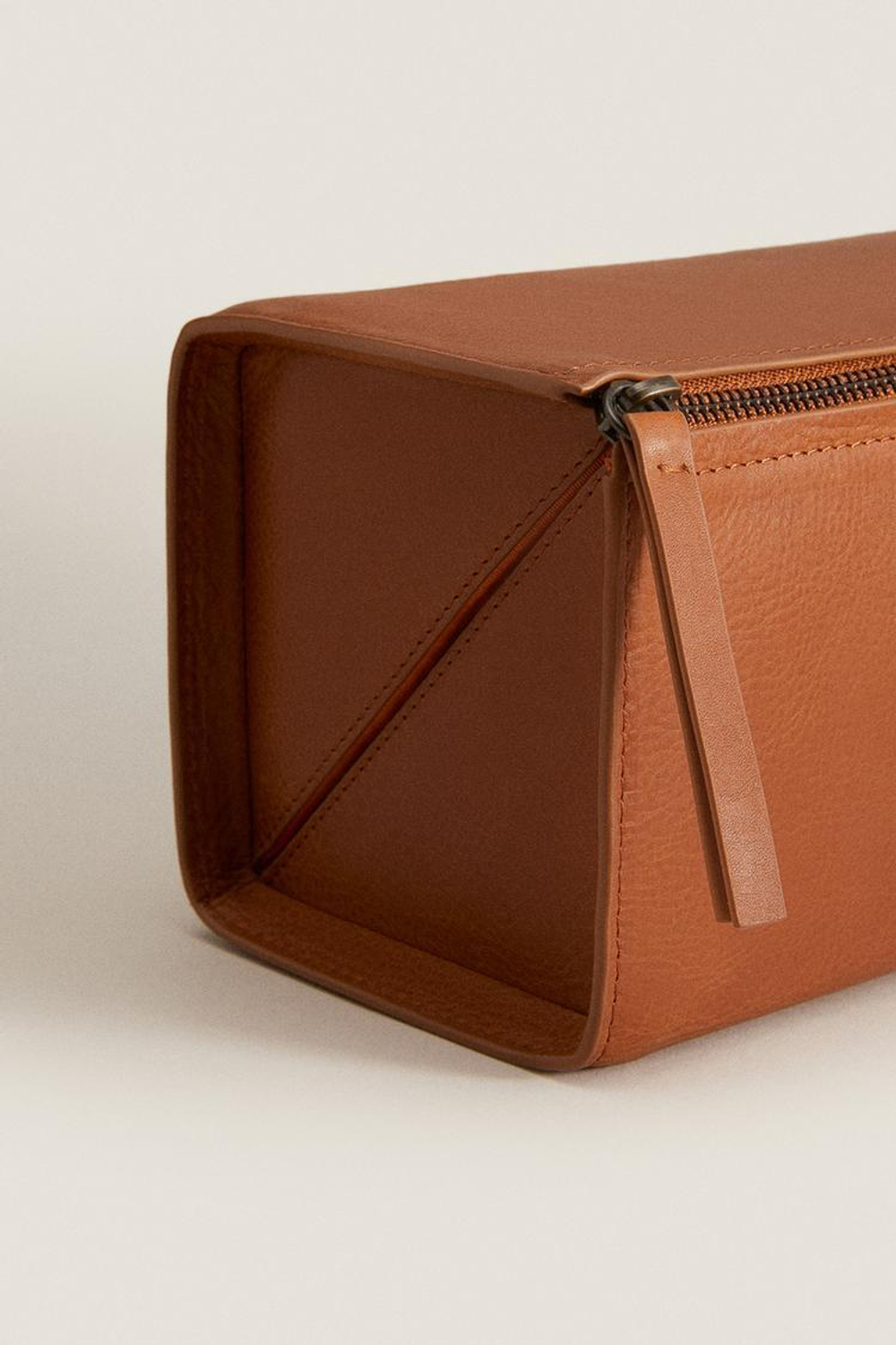 ZARA HOME МАЛЕНЬКАЯ КОЖАНАЯ КОСМЕТИЧКА, КОРИЧНЕВЫЙ