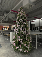 Дизайнерская ель с брендированным декором