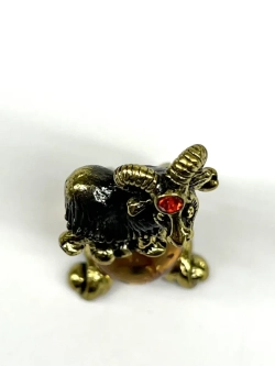 Бронзовая статуэтка на янтаре