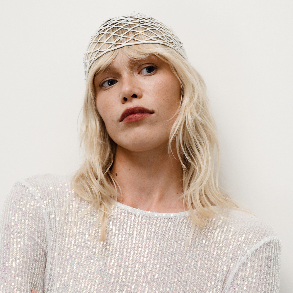 Шапочка белая с бусинами в тон