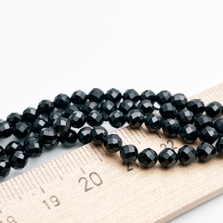 Шпинель граненая бусины, размер около 4,2-4,4 мм, цена за нить 38 см