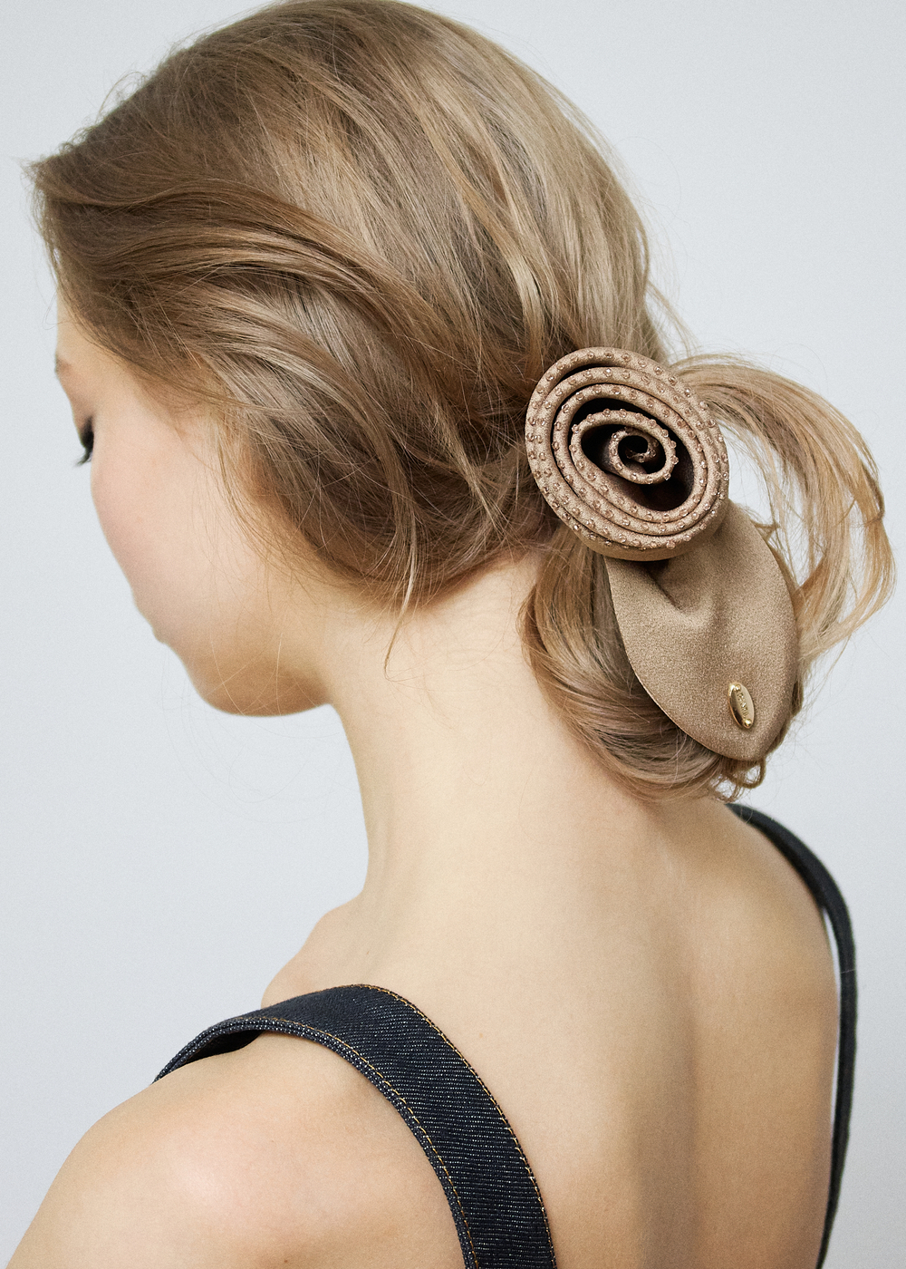 Резинка-роза с листиком и декором