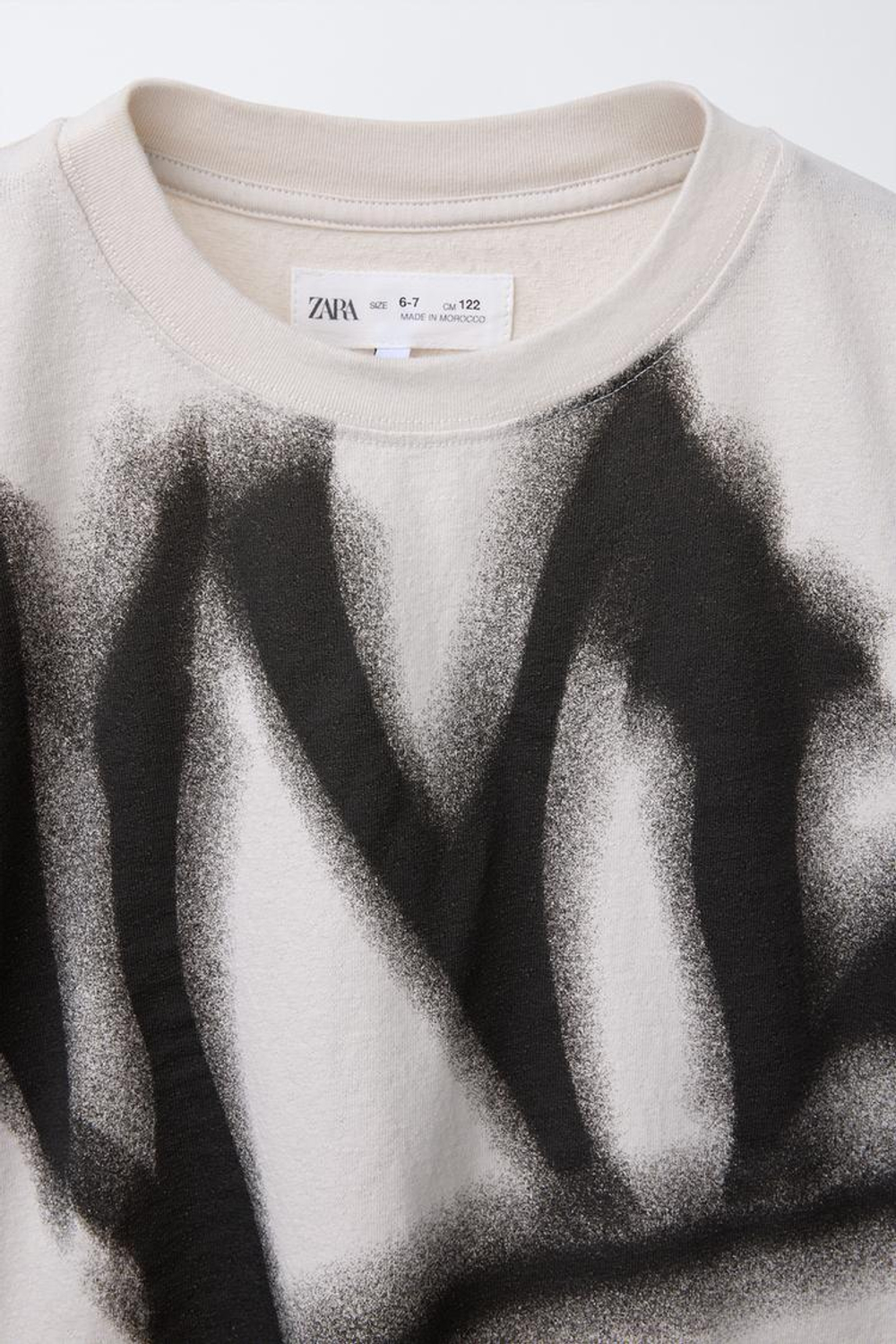 ZARA ФУТБОЛКА С ПРИНТОМ ГРАФФИТИ, КАМЕННЫЙ