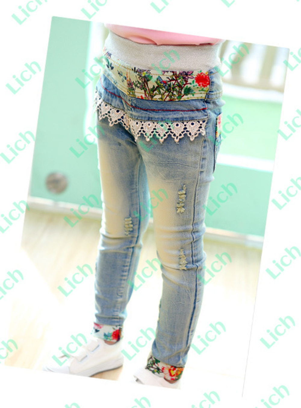 Джинсы с потертостями, кружевом и цветочными вставками
