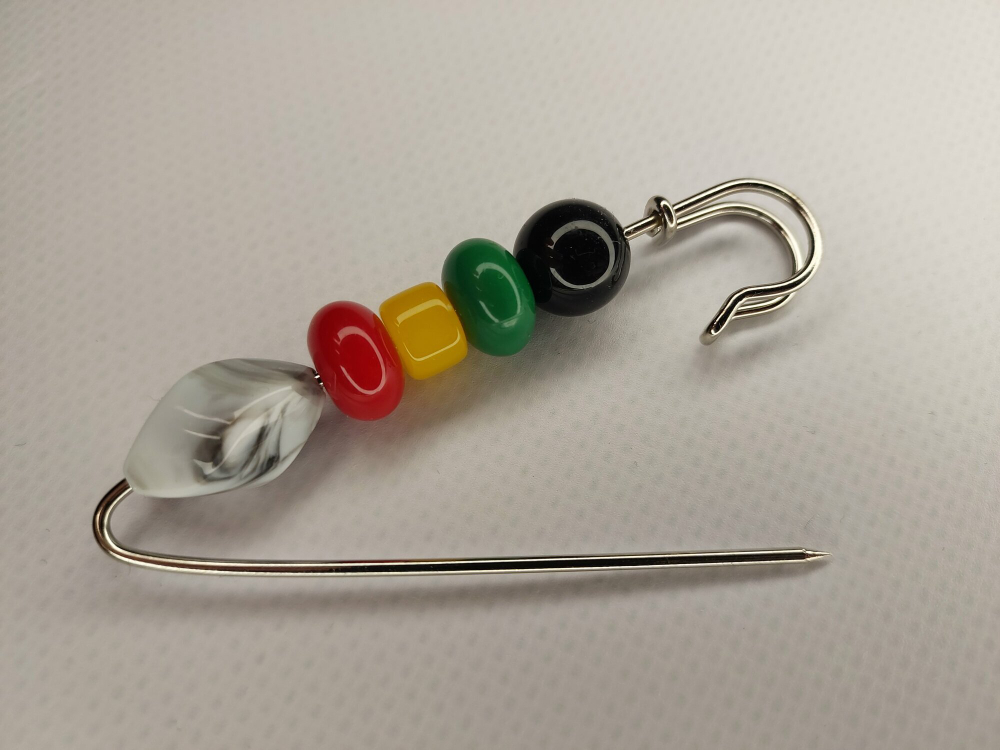 Булавка брошь "морские камушки" для кардигана,  пальто, платков, костюмов, одежды.Цвет серый зелёный красный.