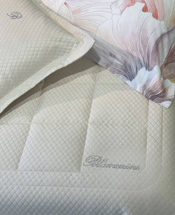 Покрывало 270x270 Blumarine Primizia burro молочного цвета