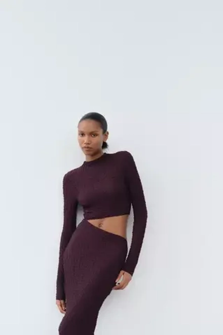 ZARA ПЛАТЬЕ ИЗ РЕЛЬЕФНОЙ ТКАНИ С ВЫРЕЗОМ, ТЕМНО-ЛИЛОВЫЙ