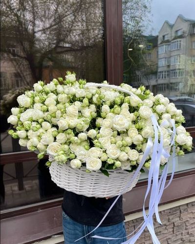огромная композиция из кустовых роз