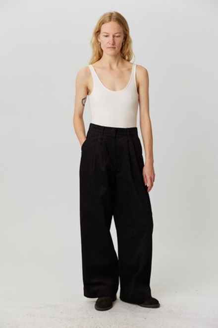 Брюки со складками из черного вельвета