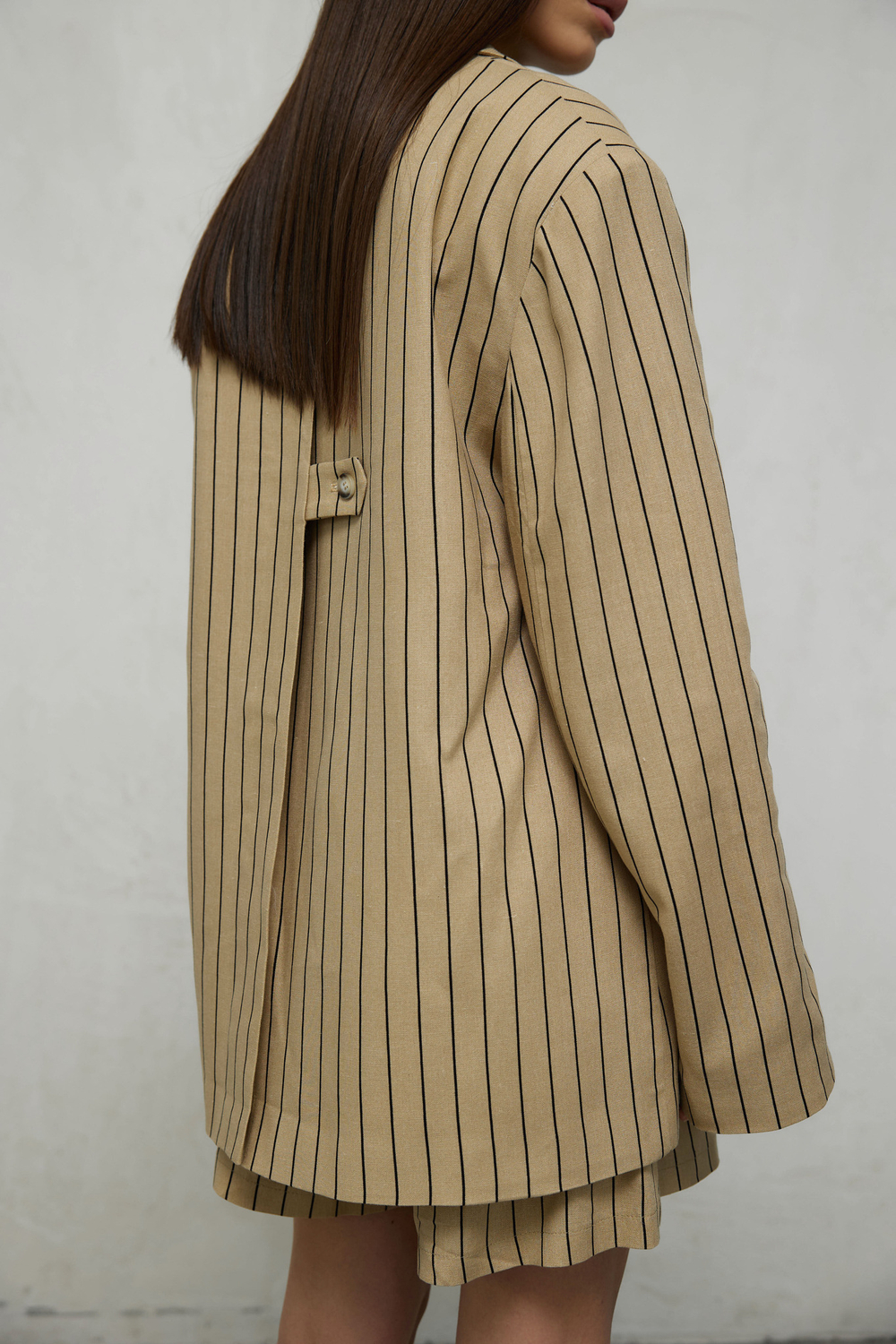 Жакет в полоску с высокой шлицей бежевый (с вкраплениями по ткани)