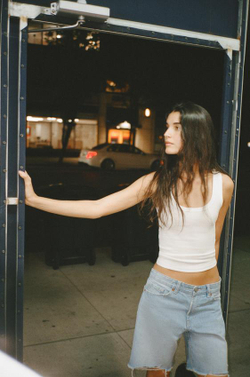 ZARА ДЖИНСОВЫЕ БЕРМУДЫ TRF СО СРЕДНЕЙ ПОСАДКОЙ И ДЫРАМИ, ГОЛУБОЙ