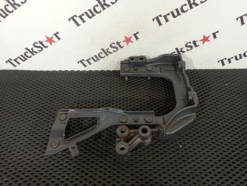 Кронштейн брызговика левого 2020г.