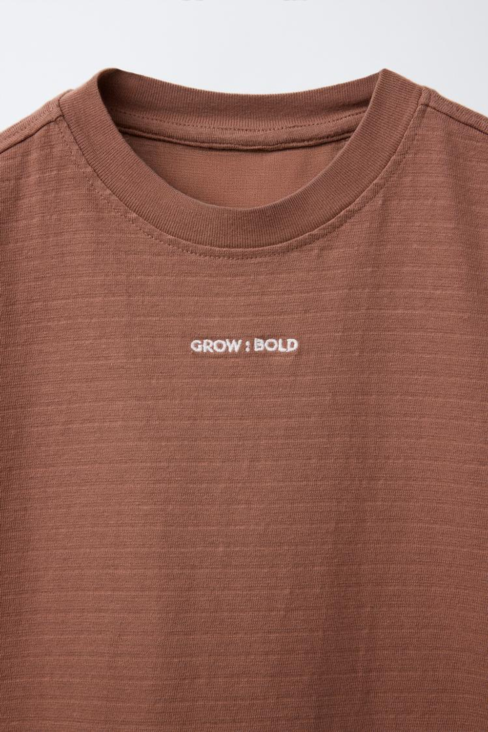 ZARA ФУТБОЛКА ИЗ РЕЛЬЕФНОЙ ТКАНИ С ВЫШИТОЙ НАДПИСЬЮ, МЕДНЫЙ