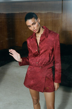 ZARA ЖАККАРДОВЫЙ БОМБЕР, ЦАЕТ БУРГУНДСКОГО ВИНА