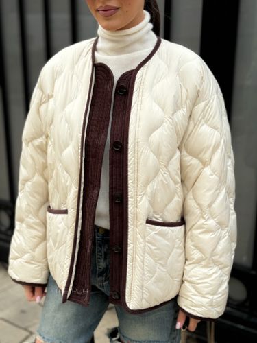 Утепленная женская куртка белого цвета