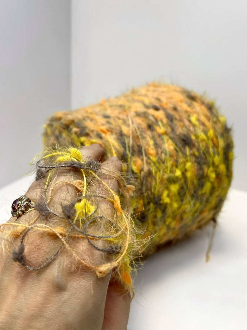 Пряжа  декоративная с ворсом и шишибриками