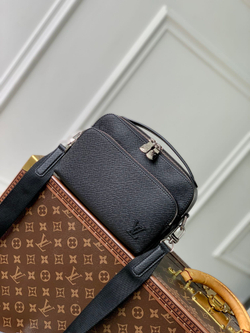 Louis Vuitton Avenue Messenger