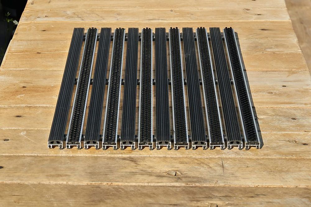 Придверная решетка Gidrolica Step – резина + щетка, 390×590 мм