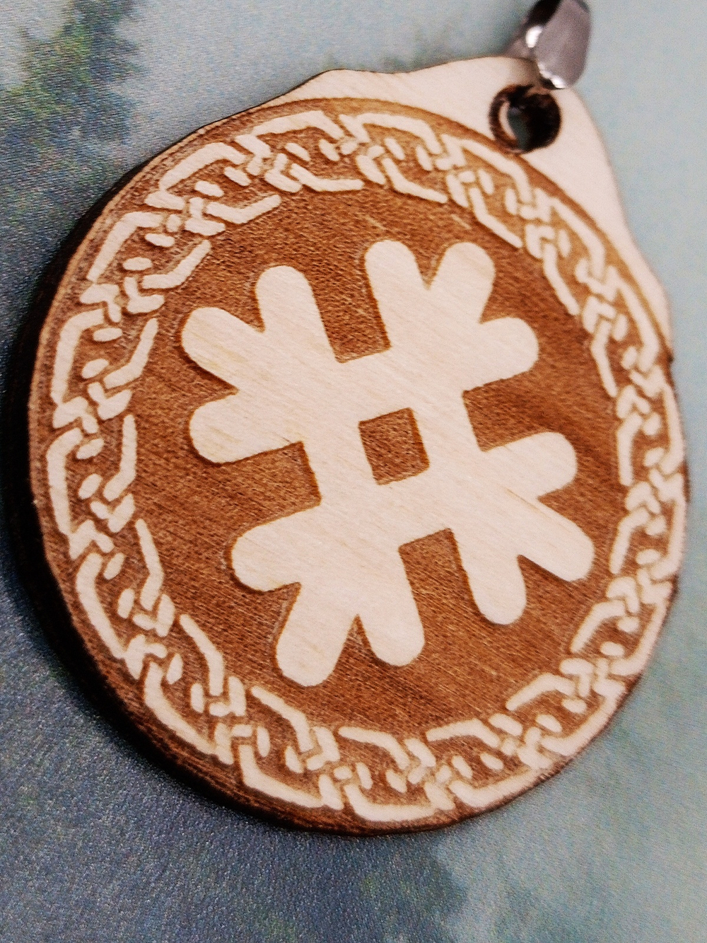 Кулон из дерева Целебник