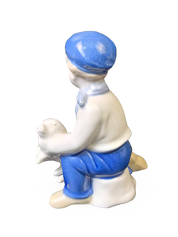 Фарфоровая статуэтка "Мальчик со свиньей" Wagner & Apel