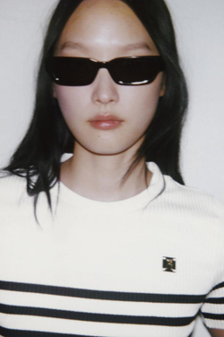 ZARA ПОЛОСАТАЯ ФУТБОЛКА С БРОШЬЮ, ПОЛОСКИ