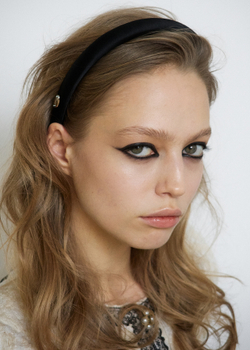 Тонкий ободок из черного атласа