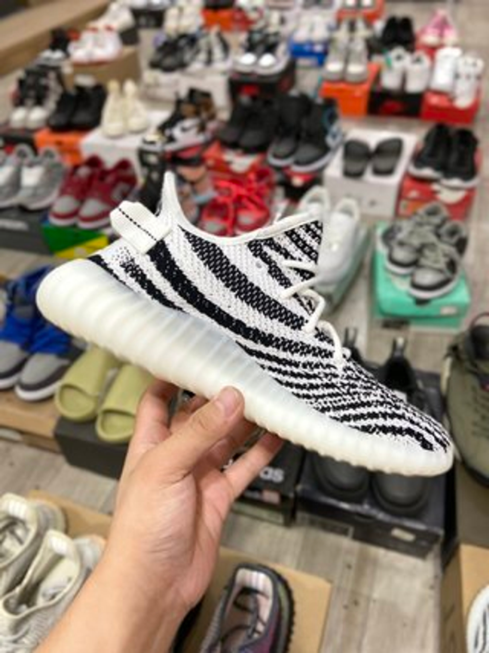 Купить в Москве кроссовки  adidas Yeezy Boost 350 V2