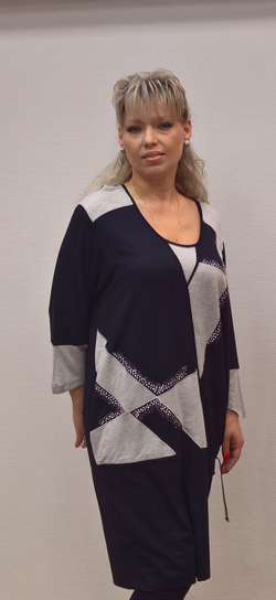 Трикотажное платье черно-серой расцветки