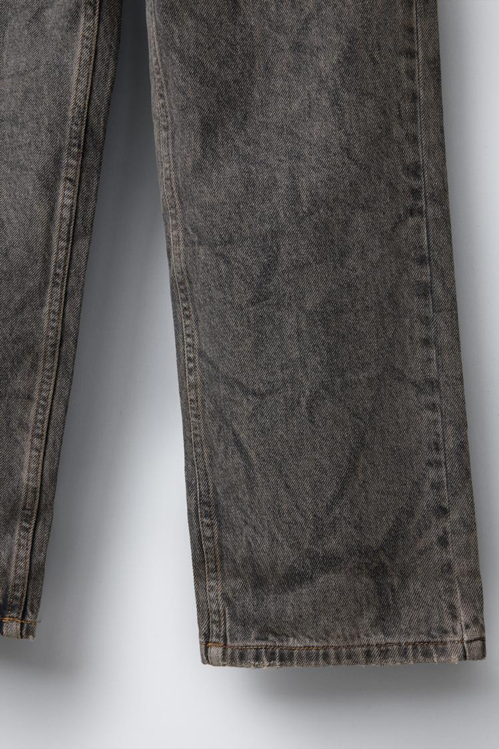 ZARA ДЖИНСЫ ПРЯМОГО КРОЯ С ЭФФЕКТОМ ПОТЕРТОСТИ, СЕРЫЙ